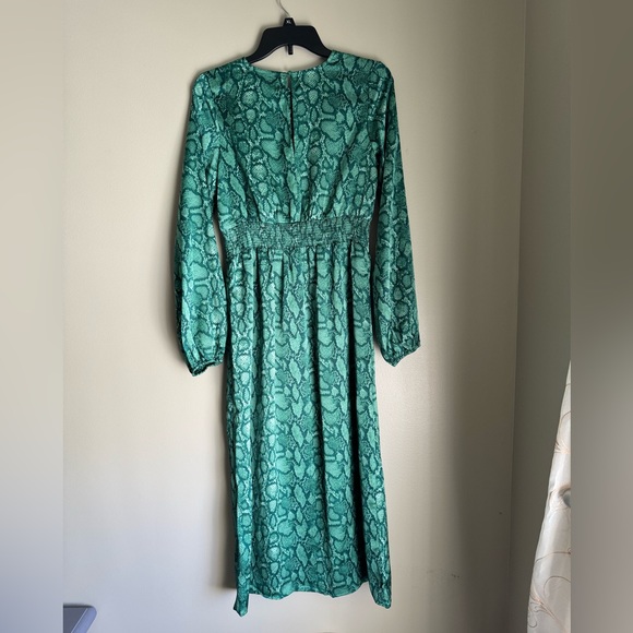 Gwendolyn snake print midi dress. Size small. BNWT. Smoke free. Pet free - Picture 9 of 11